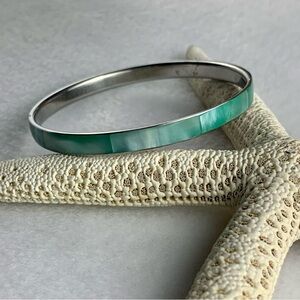GREEN MOTHER PEARL STYLE BANGLE BRACELET
